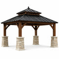 Pabellón de Madera y Metal con Columnas de Piedra